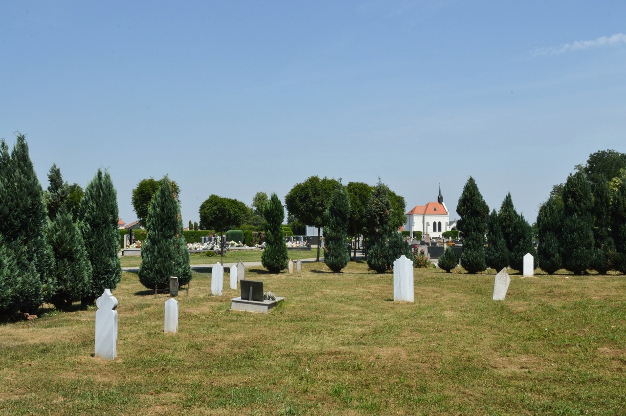 Za pokopane u mezarima kosturnica i spomenik