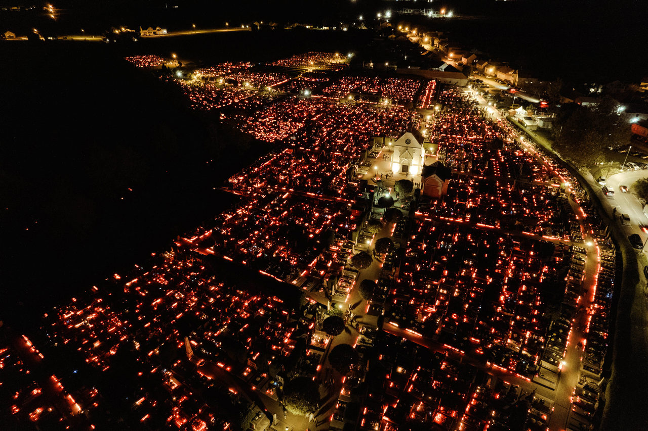 Veliki petak na đakovačkim grobljima bez sprovoda